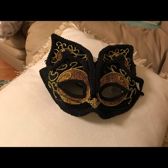 2 NWT masks - Picture 3 of 4